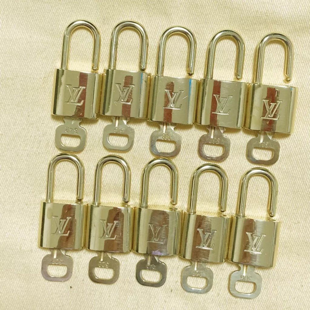 Louis Vuitton Lv 10 Set Padlock Key Charm Cadena Gold-Plated France